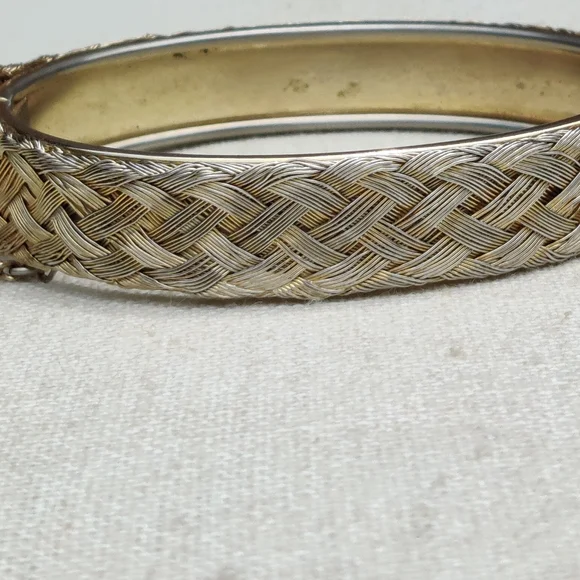 Vintage cross cross hinged bracelet with safety chain - Picture 2 of 7